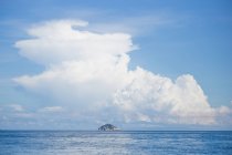 Paysage de mer bleu clair ondulation avec île rocheuse à l'horizon sous les nuages par temps ensoleillé en Malaisie — Photo de stock