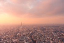 Vue aérienne du quartier de la ville avec bâtiments résidentiels et Tour Eiffel sur Champ de Mars dans la brume à Paris — Photo de stock