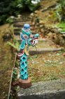 Sculpture de dragon avec ornement sur escalier contre lanterne en pierre brute dans le jardin de Bali Indonésie — Photo de stock