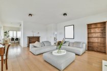 Quarto contemporâneo interior com sofás e mesa contra janelas casa à luz do dia — Fotografia de Stock