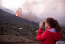 Donna anonima osservando l'eruzione del vulcano Cumbre Vieja a La Palma Isole Canarie 2021 — Foto stock