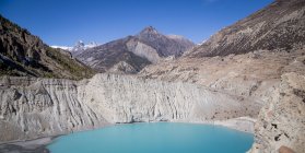 Landschaft des blauen Sees umgeben von felsigen Bergen mit steilen Hängen in einem riesigen Tal in Nepal — Stockfoto