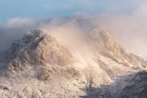 Mit Schnee und Wolken bedeckte Berghänge an kalten Wintertagen im Sierra de Guadarrama Nationalpark — Stockfoto
