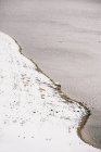 Cenário de ondulação rio que flui através de praias nevadas — Fotografia de Stock