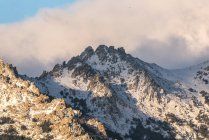 Piste di montagna coperte di neve e nuvole nella fredda giornata invernale nel Parco Nazionale della Sierra de Guadarrama — Foto stock