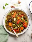 Von oben appetitanregender Linsensalat mit verschiedenen Gemüsesorten in Schüssel serviert auf Marmortisch für ein gesundes Mittagessen — Stockfoto