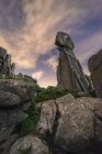 Paysage pittoresque de formations rocheuses rugueuses au sommet de la montagne sous un ciel étoilé en soirée — Photo de stock