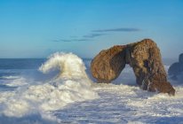 Desde arriba espectacular paisaje de poderosas olas marinas espumosas salpicando cerca de escarpados acantilados rocosos en Castro de las Gaviotas Asturias España - foto de stock