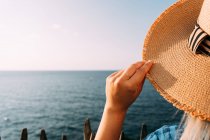 Voltar vista de colheita anônimo viajante feminino em chapéu contemplando mar sem fim em Saint Jean de Luz França — Fotografia de Stock