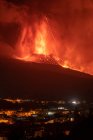 Lava calda e magma fuoriescono dal cratere vicino alle case di città. Cumbre Vieja eruzione vulcanica a La Palma Isole Canarie, Spagna, 2021 — Foto stock