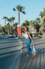 Fröhliche junge afroamerikanische Käuferin mit Einkaufstüten ruft auf der Straße ein Taxi — Stockfoto