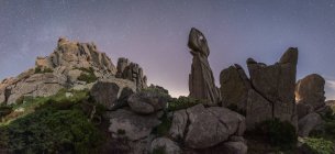 Живописный пейзаж грубых скалистых образований на вершине горы под звездным небом в вечернее время — стоковое фото