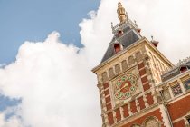 Fachada ornamental histórica del antiguo edificio decorado con detalles de estuco en Amsterdam - foto de stock