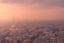 Vista aérea del distrito de la ciudad con edificios residenciales y la Torre Eiffel en el Campo de Marte en bruma en París - foto de stock
