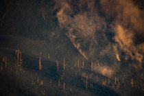Explosões de lava da cratera perto da floresta. Erupção vulcânica Cumbre Vieja nas Ilhas Canárias de La Palma, Espanha, 2021 — Fotografia de Stock