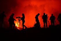 Silhouettes humaines des médias enregistrant et photographiant avec des trépieds l'explosion de lave dans les îles Canaries de La Palma 2021 — Photo de stock