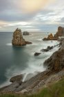 Cenário espetacular com ondas marinhas espumosas lavando formações rochosas ásperas de várias formas Costa Quebrada na Cantábria, Espanha — Fotografia de Stock