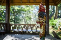Sculpture de dragon avec ornement sur piédestal en construction vieillie en bambou à Bali Indonésie — Photo de stock