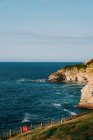 Vue panoramique de rocher contre mer ondulée avec mousse et horizon sous ciel bleu nuageux à Saint Jean de Luz — Photo de stock