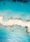 Luftaufnahme von Ibiza mit Sandküste zwischen Meer und Sonnenlicht in Spanien — Stockfoto