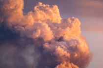 Colonne de fumée noire et blanche produite par un volcan et en arrière-plan le ciel bleu. Éruption volcanique Cumbre Vieja à La Palma Îles Canaries, Espagne, 2021 — Photo de stock