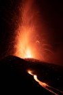Гаряча лава і магма виливаються з кратера вночі. Вулканічне виверження в Ла - Пальма - Канарських островах (Іспанія, 2021 рік). — стокове фото