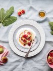 Piatto di vista superiore di yogurt con fichi su un tavolo — Foto stock