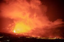 Heiße Lava und Magma strömen aus dem Krater in der Nähe von Stadthäusern. Vulkanausbruch auf La Palma Kanarische Inseln, Spanien, 2021 — Stockfoto