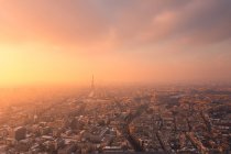 Veduta aerea del quartiere della città con edifici residenziali e la Torre Eiffel sul Champ de Mars in foschia a Parigi — Foto stock