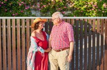 Glückliches altes Paar genießt den gemeinsamen Spaziergang im Stehen und schaut sich an — Stockfoto
