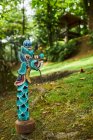 Scultura del drago con ornamento su scala contro lanterna di pietra grezza nel giardino di Bali Indonesia — Foto stock