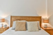 Interno di camera da letto moderna con comodo letto in nuovo appartamento — Foto stock