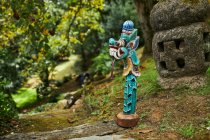 Скульптура дракона с орнаментом на лестнице против грубого каменного фонаря в саду Бали Индонезия — стоковое фото