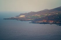 Piccolo aeroporto costruito vicino al mare e circondato da montagne con case e piantagioni di banane. Cumbre Vieja eruzione vulcanica a La Palma Isole Canarie, Spagna, 2021 — Foto stock