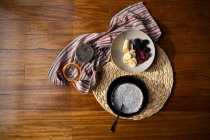 Von oben gesunden gehackten Bananen und Brombeeren und Erdbeeren serviert mit Milch mit Chia auf Weidenständer — Stockfoto