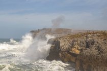Desde arriba espectacular paisaje de poderosas olas marinas espumosas salpicando cerca de escarpados acantilados rocosos en Bufones de Pria Asturias España - foto de stock