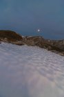 Paysage de vallée enneigée et chaîne de montagnes situé dans le parc national de Sierra de Guadarrama en Espagne — Photo de stock