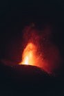 Lava caliente y magma saliendo del cráter por la noche. Cumbre Vieja erupción volcánica en La Palma Islas Canarias, España, 2021 - foto de stock
