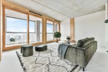 Geräumiges Wohnzimmer mit Sofa und Liege gegen Topfbaum auf dem Boden zu Hause bei Tageslicht — Stockfoto