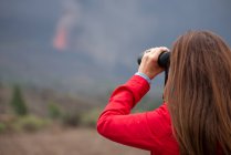 Anonyme Frau beobachtet den ausbrechenden Vulkan Cumbre Vieja auf La Palma Kanarische Inseln 2021 — Stockfoto