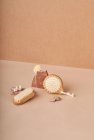 Dall'alto di spazzole eco friendly e saponette naturali con pietra pomice e minerale su sfondo beige — Foto stock