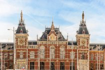 Исторический декоративный фасад старого здания, украшенный лепными деталями в Амстердаме — стоковое фото
