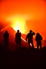 Людські силуети засобів масової інформації записують і фотографують триногами вибухову лаву на островах Ла - Пальма - Канарські острови 2021 року. — стокове фото