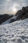 Paisaje de valle nevado y cordillera situada en el Parque Nacional Sierra de Guadarrama en España - foto de stock