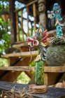 Statua del drago con arredamento su vecchia scala di costruzione nella giornata di sole a Bali Indonesia — Foto stock