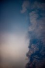 Стовп диму виливається з кратера. Вулканічне виверження в Ла - Пальма - Канарських островах (Іспанія, 2021 рік). — стокове фото