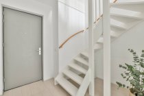 Interior de corredor de luz espaçoso com escadas brancas em apartamento com design minimalista — Fotografia de Stock