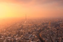 Aerial view of city district with residential buildings and Eiffel Tower on Champ de Mars in haze in Paris — Stock Photo