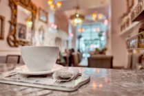 Xícara de café aromático na mesa com guardanapos na cafetaria — Fotografia de Stock