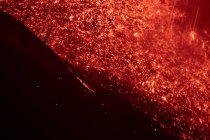 Гаряча лава і магма виливаються з кратера з плюмом диму. Вулканічне виверження в Ла - Пальма - Канарських островах (Іспанія, 2021 рік). — стокове фото